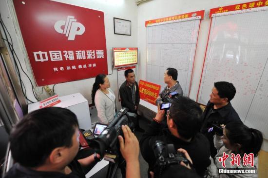 Data Map: People buy lottery tickets. China News Agency issued Wei Liang photo